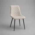 Chaise de salle à manger beige en tissu avec dossier trapézoïdal matelassé et pieds en acier noir, 48 x 56 x 84 cm
