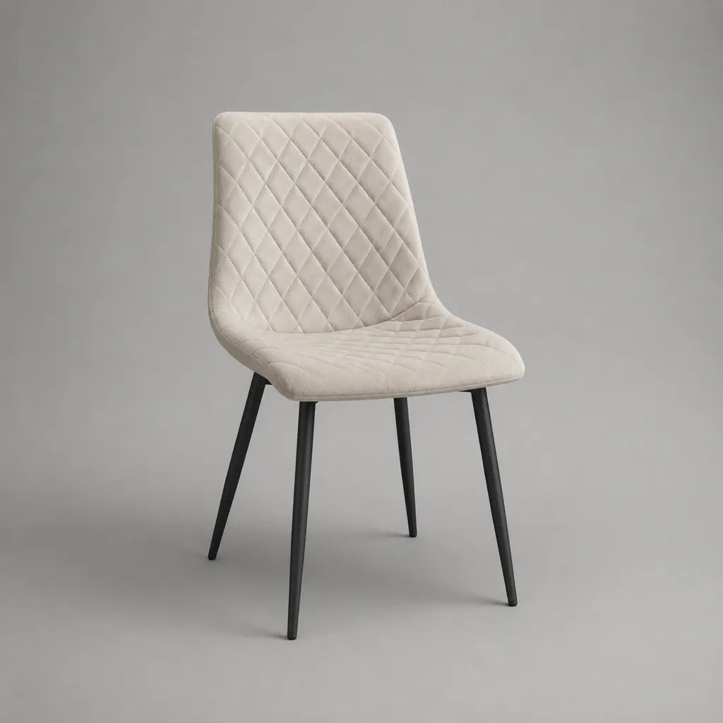 Chaise de salle à manger beige en tissu avec dossier trapézoïdal matelassé et pieds en acier noir, 48 x 56 x 84 cm