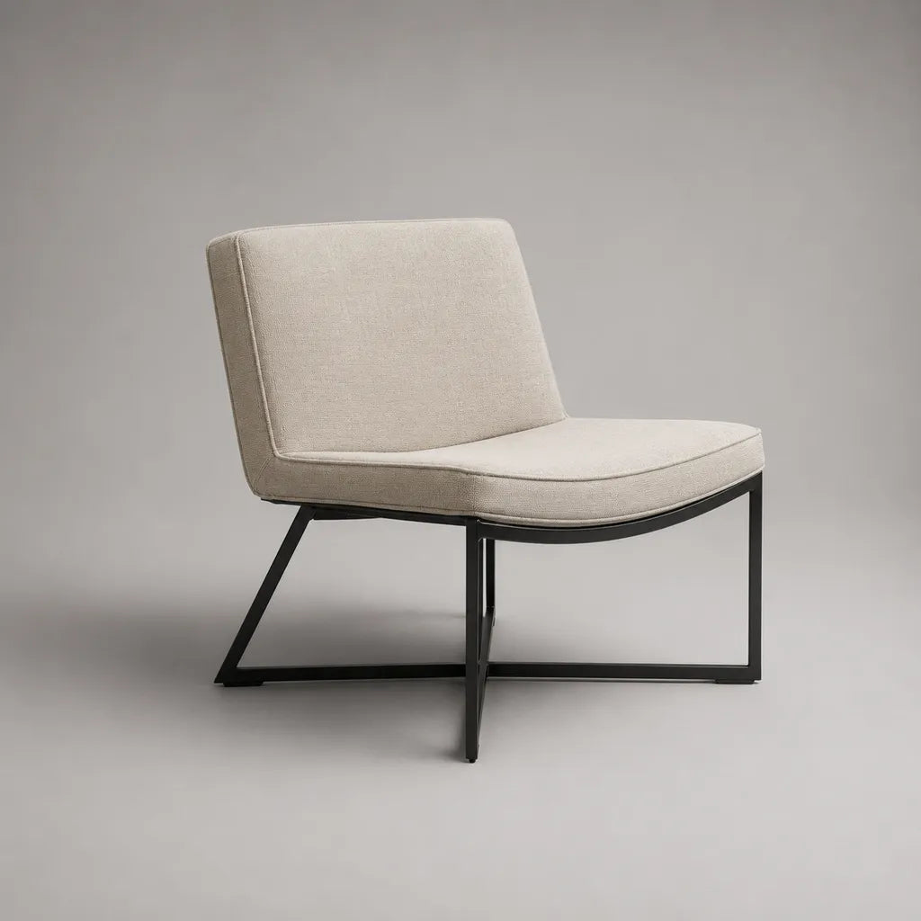 Fauteuil bas sans accoudoirs en polyester beige avec piètement en acier noir, 70 × 75 × 76 cm